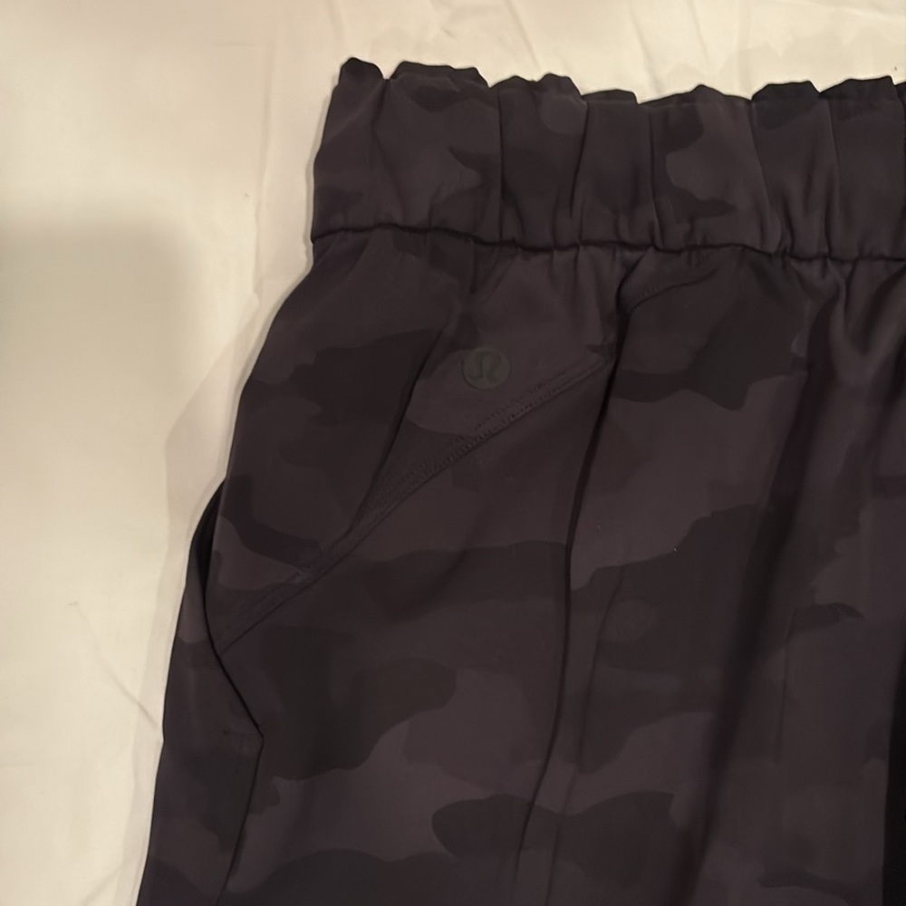 Lululemon camo pants with pockets - Picture 4 of 5